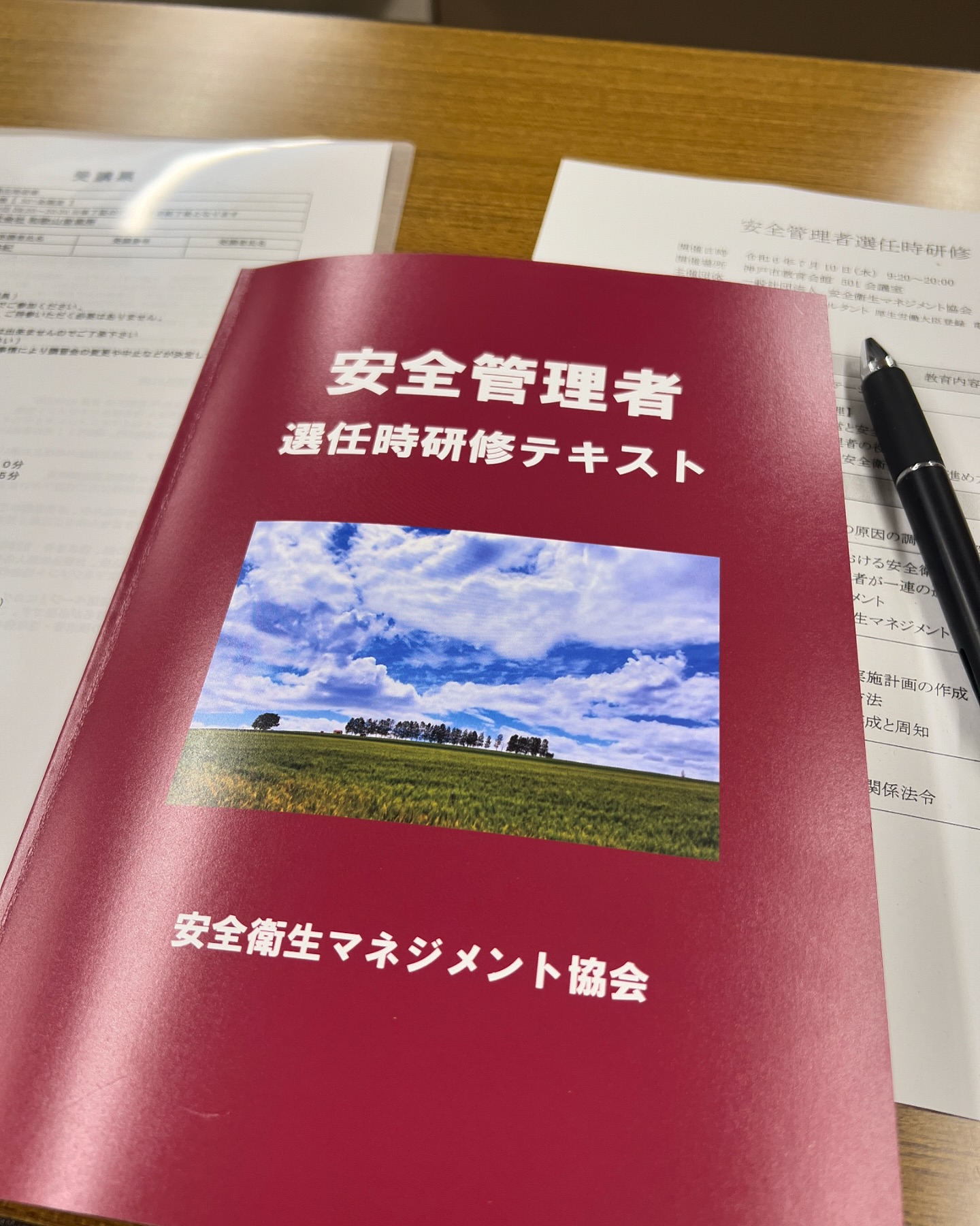 神戸でお仕事️みなさんこんにちは本日は始発の電車にのり、神戸まで行ってきました️目的は安全管理者選任時講習ということで行ってきました️意外に内容が厚くて、9時間にも及ぶ講習だったのですが、終わってみたらあっという間でした労働安全衛生法に則って会社も運営していかなければならないということを改めて痛感したともに、安全に関する学習やそれに対する教育の仕方など学ぶことができ、とても有意義な１日でした️参加させていただき感謝の気持ちでいっぱいです余談ですが、その会場の建物中に気になるカフェが！！！その名はTOTOカフェ️ランチもやってるしこれはいいと思って、改めてお昼に行ってみると、なんと行列してました️🫢値段もリーズナブルで美味しかったです私の普段の行いのせいか、最初頼もうとしていたランチが売り切れになるくらい️ 記念撮影パシャリ#秋山逓送#秋山逓送株式会社#和歌山#優良企業#グリーン経営#健康経営#９０周年#トラック#働きやすい企業#トラックドライバー#安全 #安全管理者 #神戸ランチ