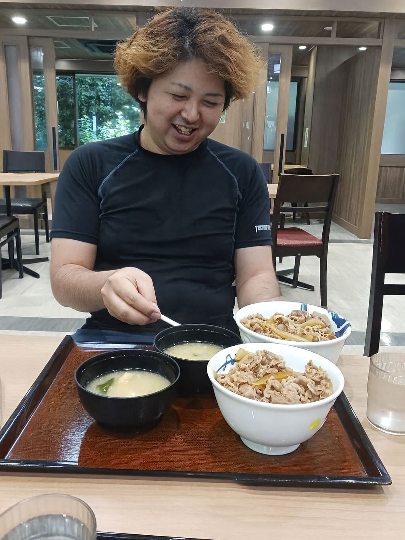 みなさんこんにちは！今日は久しぶりに私も運行しましたぁそして、バラ積みバラ下ろし（手作業）だったので、なかなか疲れました笑今日も、美味しいビールが私の帰りを待ってるような気がします️😛っとその前にお腹空いたのでお昼を食べにサービスインターにいきましたー！そこでバッタリT君に遭遇しましたそして、一緒にご飯食べることになりました。彼は牛丼を食べる️️それも2個️よっぽど牛丼が好きなT君でしたそんな彼にインタビュー「最近赤ちゃんが産まれて、この子のために、より一層安全に運転して無事帰ってこよう。いや、帰らなければならない️と根強く思うようになりました！」小さい命の誕生で、こんなに大きな影響を与えるって素晴らしいことですね️これからもよろしくお願いします🫡#秋山逓送 #秋山逓送株式会社 #秋山逓送採用 #秋山逓送求人 #サービスエリア #牛丼