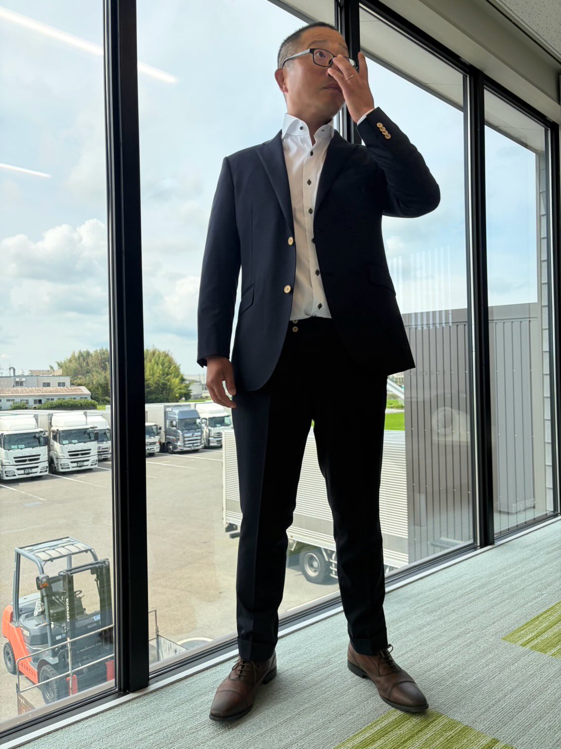 【社員オーダースーツ第二弾】ふむ、やはりカッコいいの一言！二人とも身長も高いので余計にそう感じちゃうのかな！ちなみにシャツもオーダーで、コードネームは「今を楽しめ！」です(^^)#オーダースーツ#和歌山#運送#高貴なる者の義務